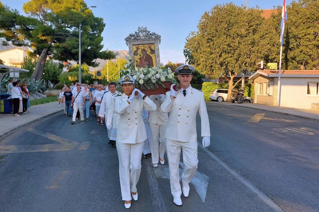 Mitglieder der kroatischen Marine nahmen an den Prozessionen anlässlich des Festes der Himmelfahrt in Kaštel Novi und Split teil und trugen Bilder der Muttergottes in einer langen Tradition