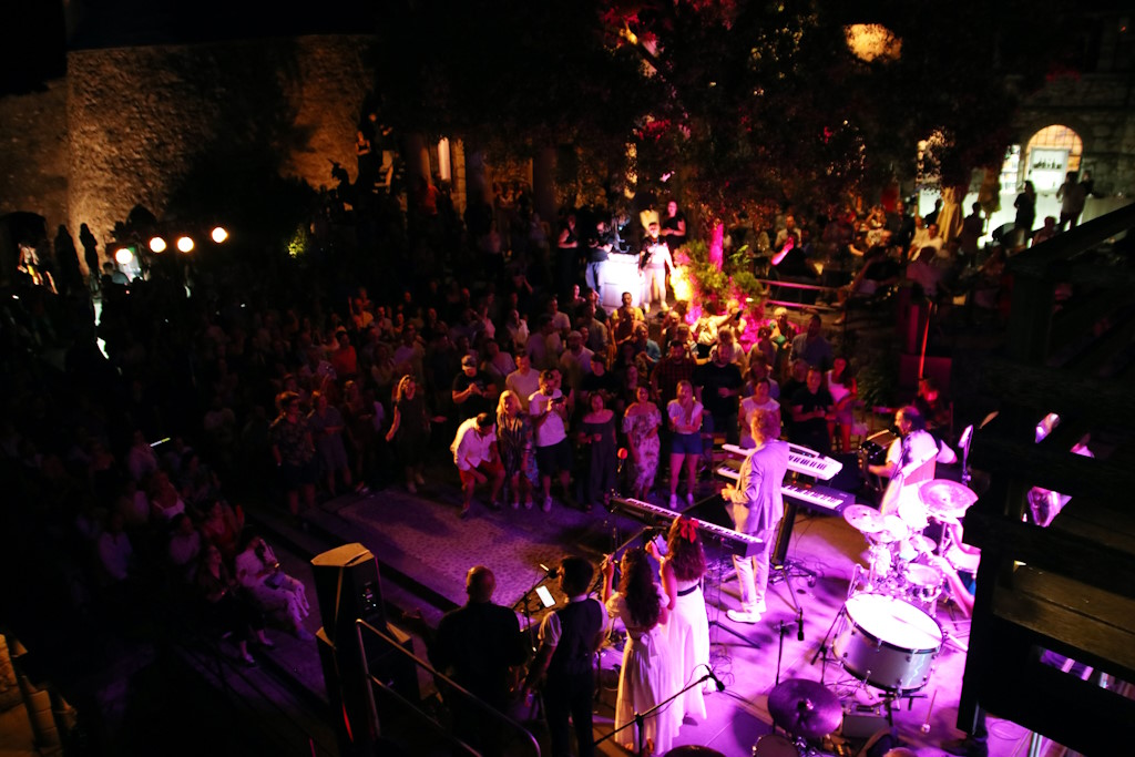 Tonči Huljić und Madre Badessa gaben ein unvergessliches Konzert im Schloss Trsat mit einem besonderen Gast Petar Šegedin - Pijero