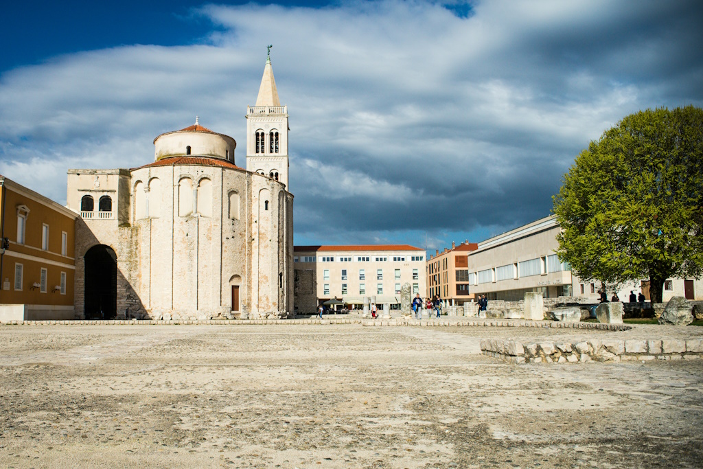 Odkryj północną Dalmację: od historycznych miast Zadar i Szybenik po festiwale i sporty przygodowe