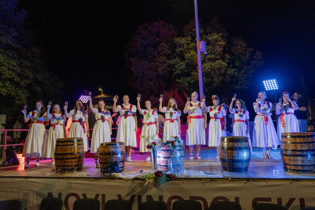 Ružica vinodola proslavila 20. godišnjicu uz bogat program i vinske festivale, sajam starih zanata i natjecanja u gaženju grožđa i mješenju makaruna