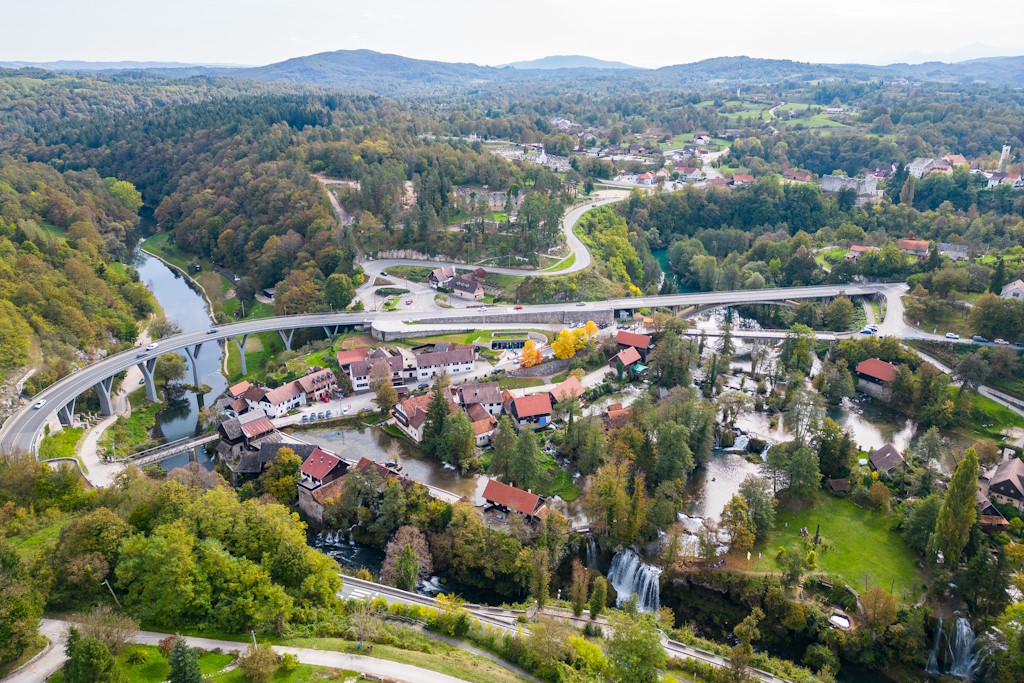 Wellbeing vikend na vodi u Slunju: šumske i zvučne kupke, yoga, koncert jazz glazbe i aktivnosti na rijeci Korani