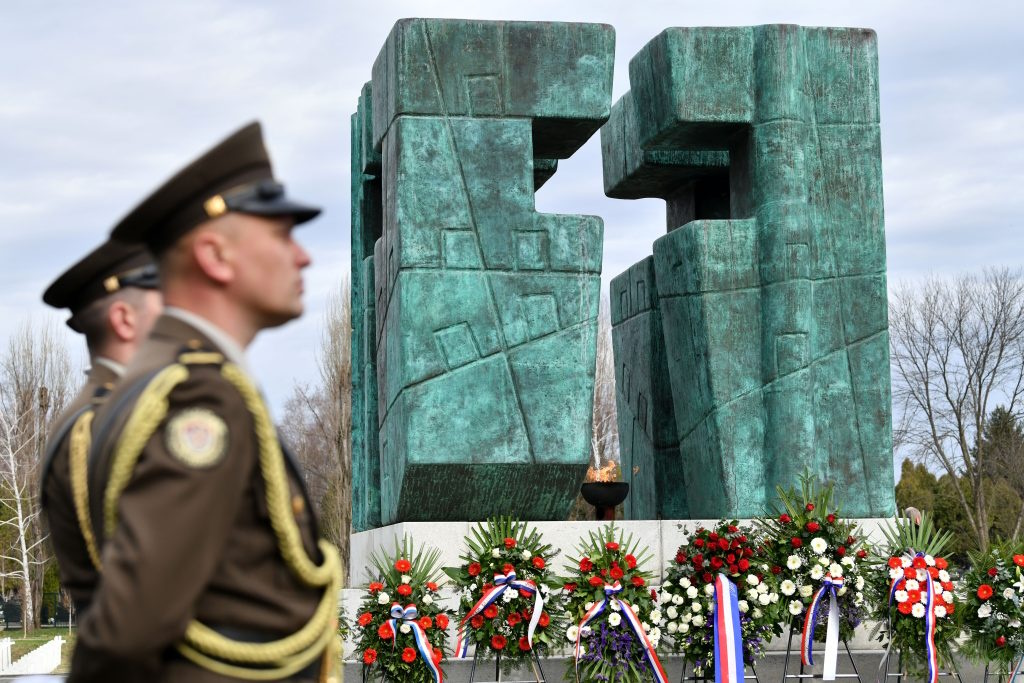 Predsjednik Milanović odao počast hrvatskim braniteljima Vukovara na memorijalnom groblju žrtava iz Domovinskog rata | Karlobag.eu