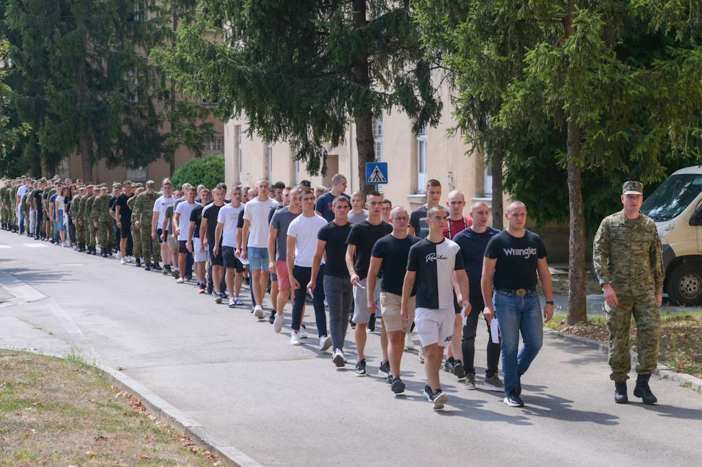 Erhöhtes Interesse an militärischer Berufung: 181 junge Männer und Frauen beginnen freiwillige militärische Ausbildung in Požega