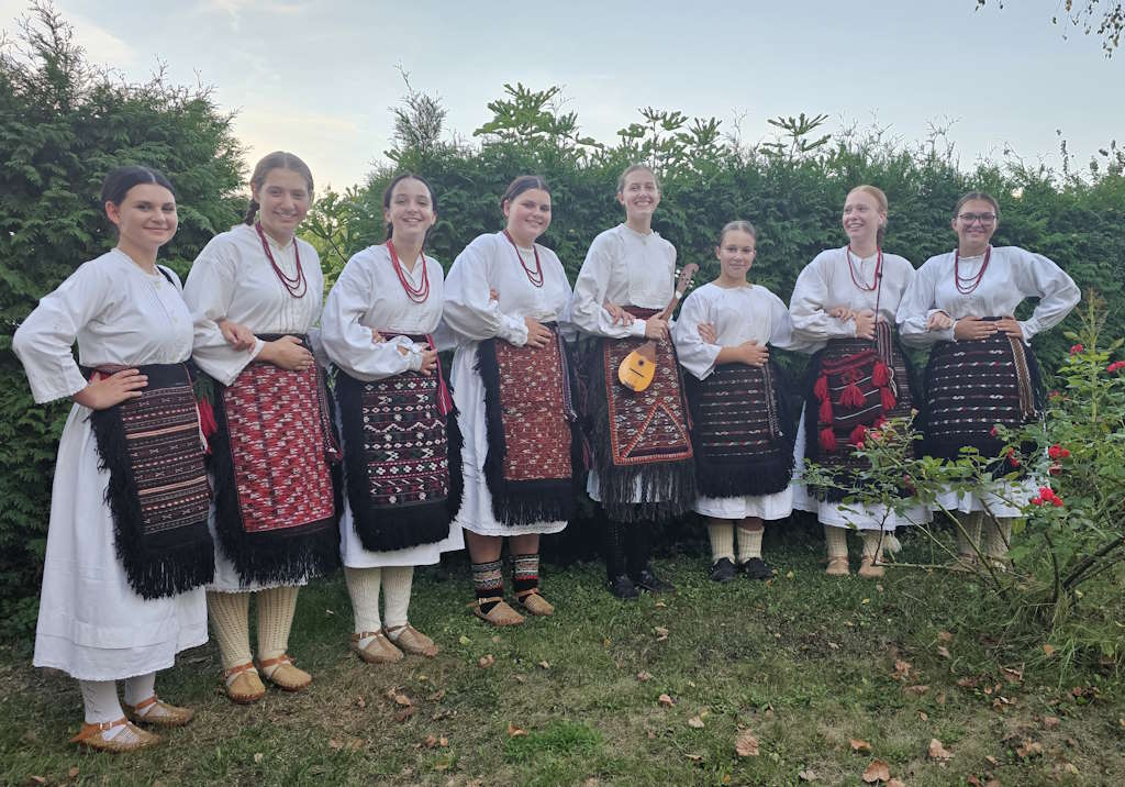 Grupa młodych kobiet HKUD „Široka Kula” zdobyła nagrodę za najlepsze wersety na Slunj Evening of Bećarac w 2024 roku.