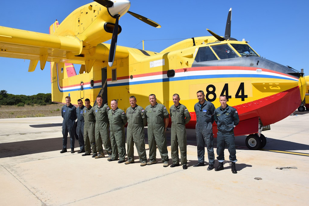 Canadair CL-415 der kroatischen Luftwaffe löscht Brände in Nordmazedonien