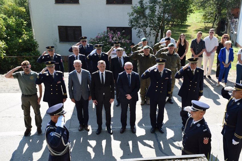 Obilježavanje 33. godišnjice pogibije Hrvatskih redarstvenika u Strugi Banskoj s emotivnim komemoracijama i sjećanjem na heroje Domovinskog rata